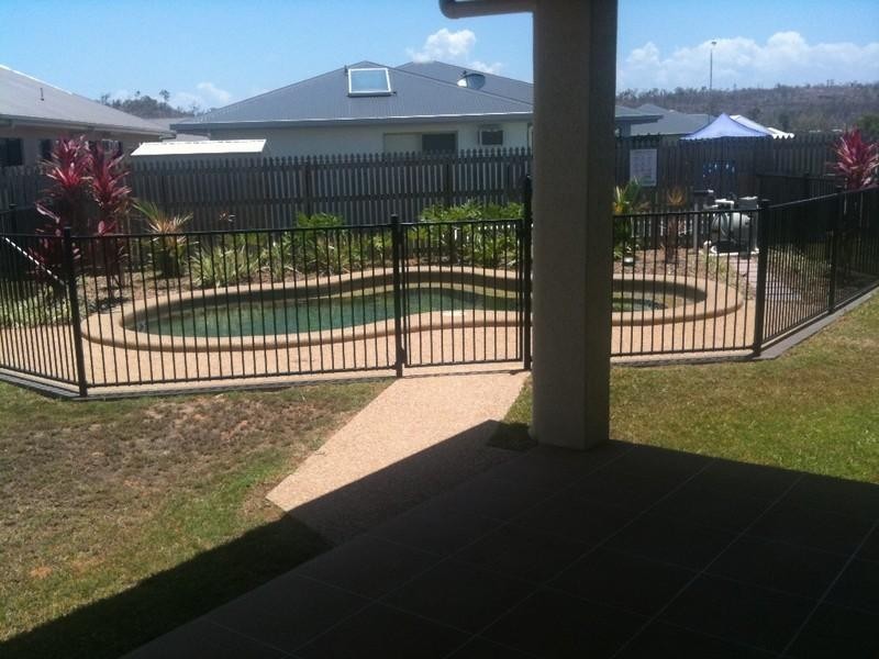 Bushland Beach QLD 4818