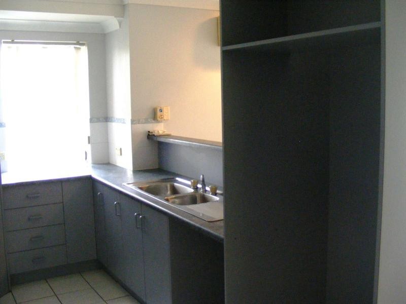 2/130 Eyre Street, North Ward QLD 4810