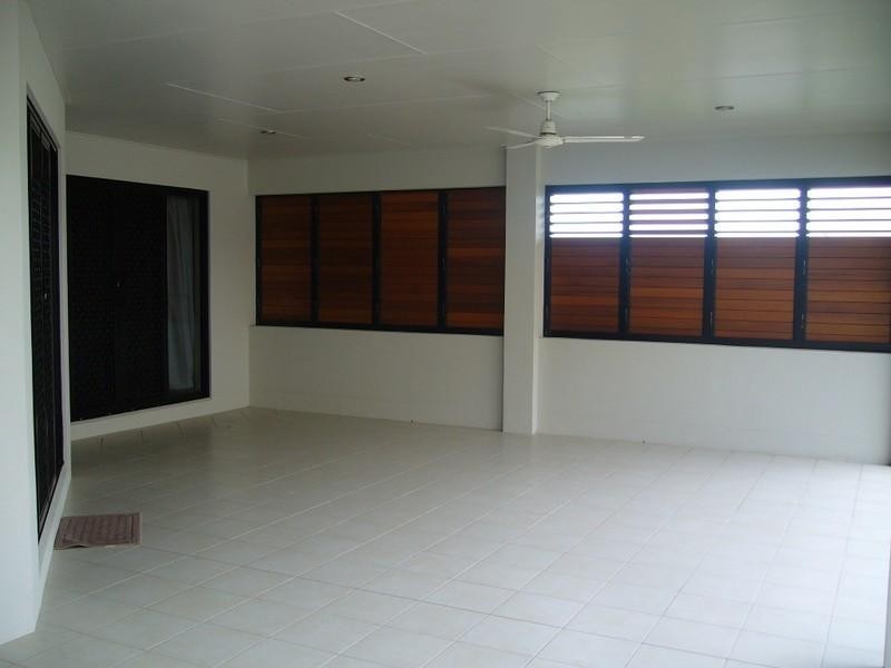 Bushland Beach QLD 4818