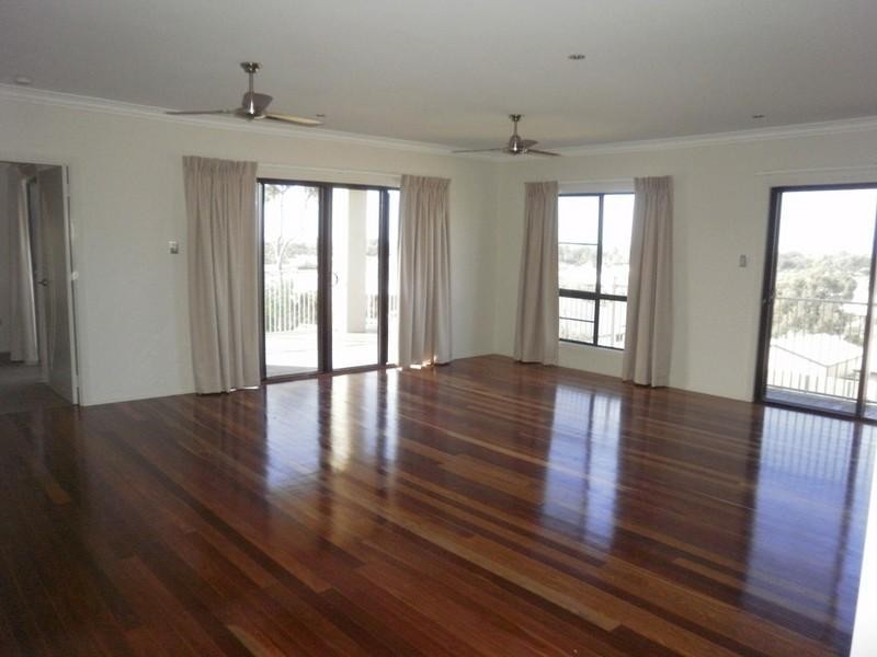 Bushland Beach QLD 4818