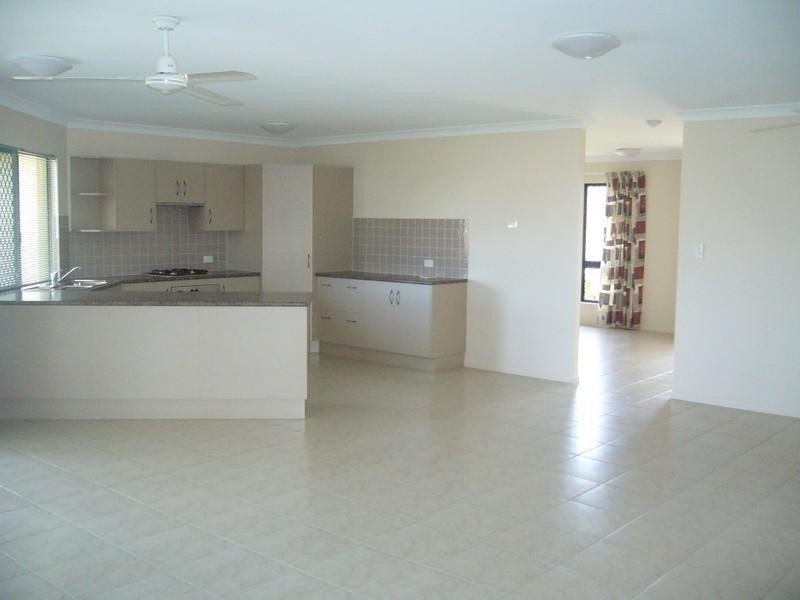 Bushland Beach QLD 4818