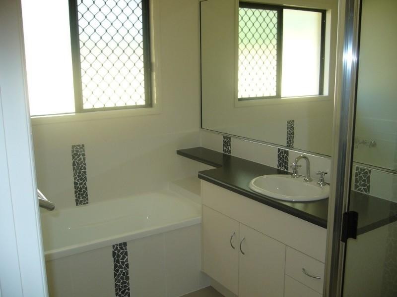 Bushland Beach QLD 4818