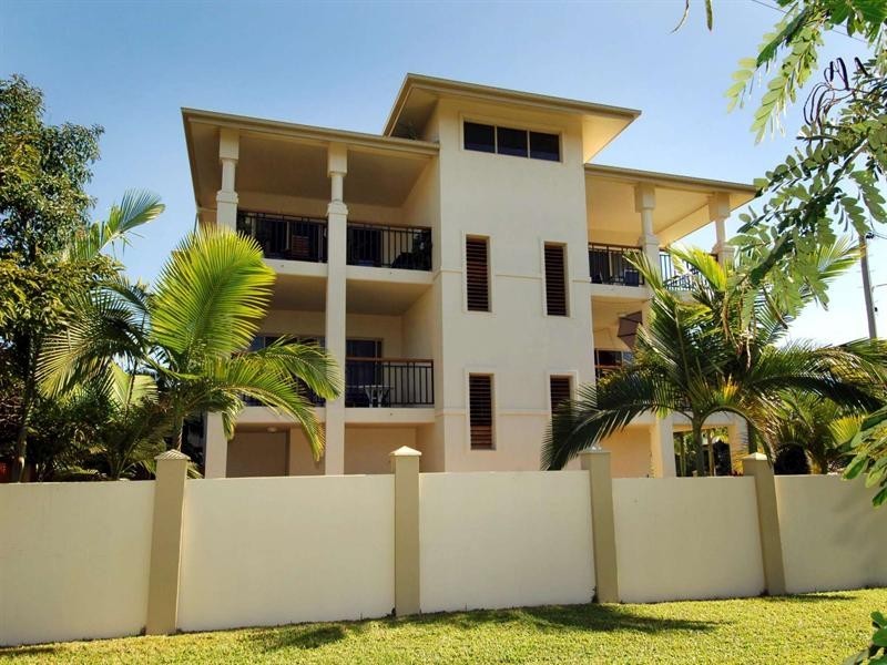 2/122 Eyre Street, North Ward QLD 4810