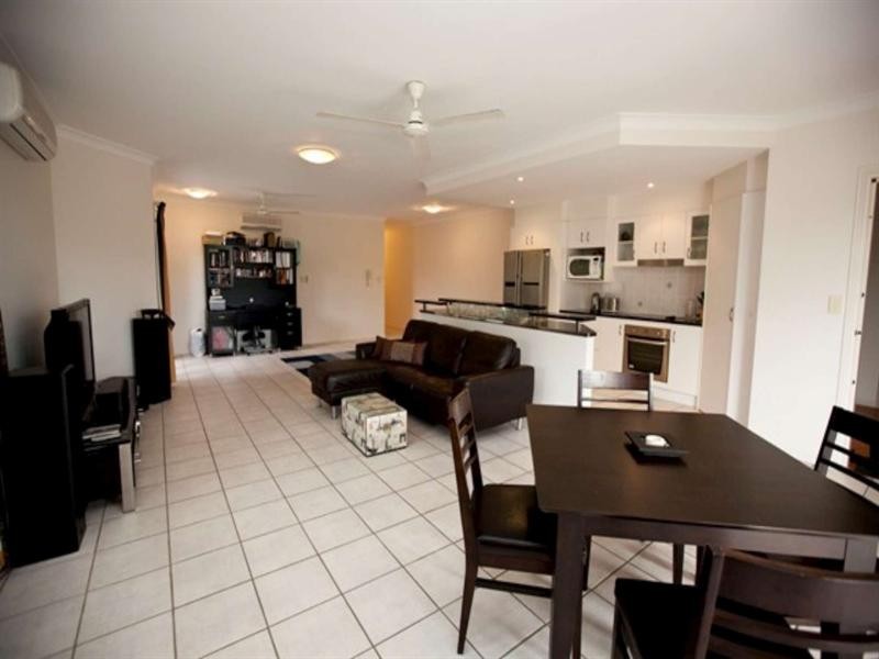 2/122 Eyre Street, North Ward QLD 4810