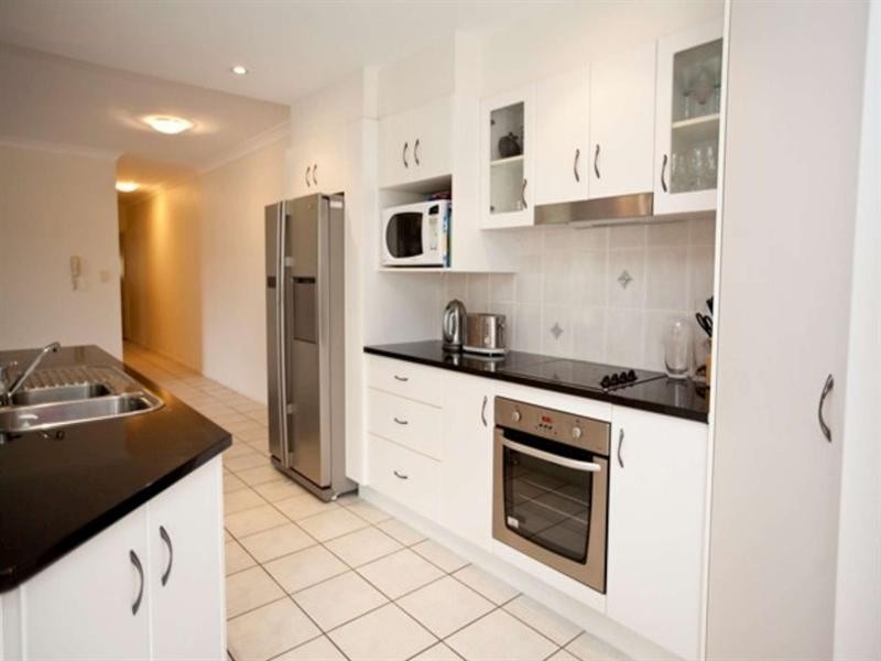 2/122 Eyre Street, North Ward QLD 4810