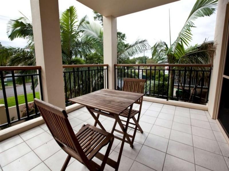 2/122 Eyre Street, North Ward QLD 4810