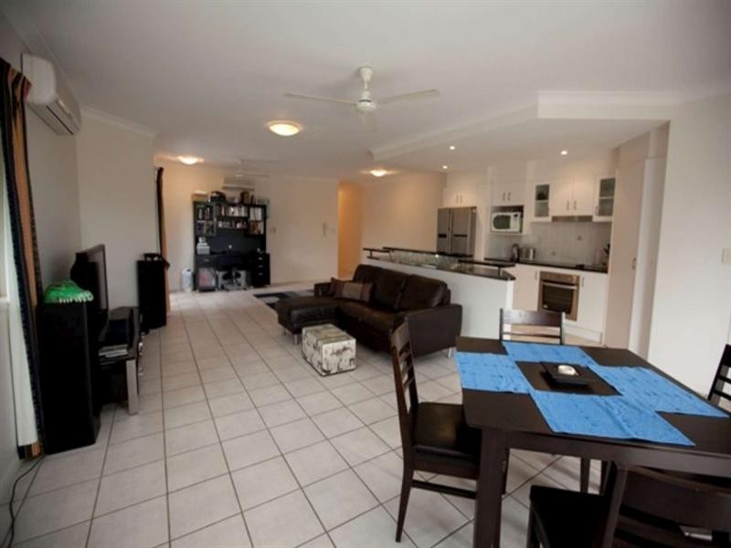 2/122 Eyre Street, North Ward QLD 4810