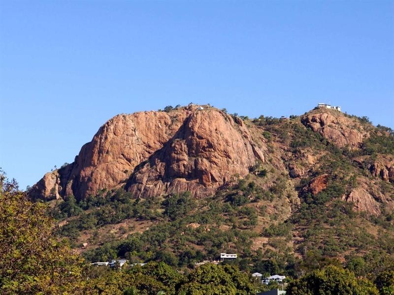 2/122 Eyre Street, North Ward QLD 4810