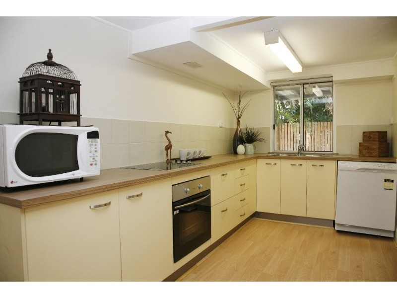 17 Leigh Street, West End QLD 4810