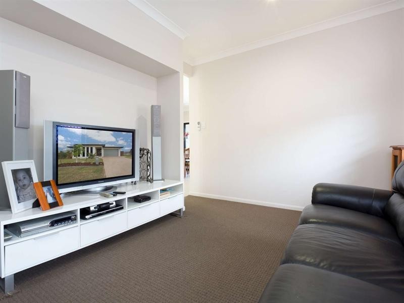 2 Lochern Way, Bushland Beach QLD 4818