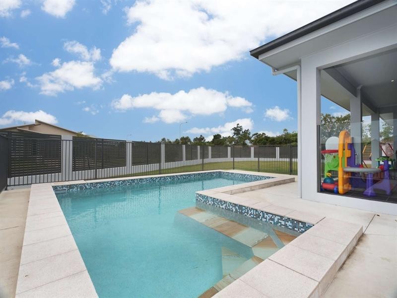 2 Ningaloo Cresent, Burdell QLD 4818