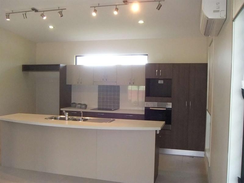 Bushland Beach QLD 4818