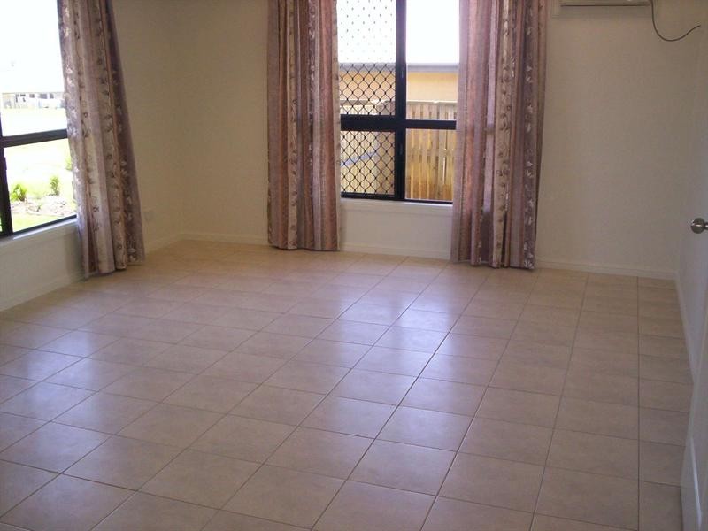 Bushland Beach QLD 4818