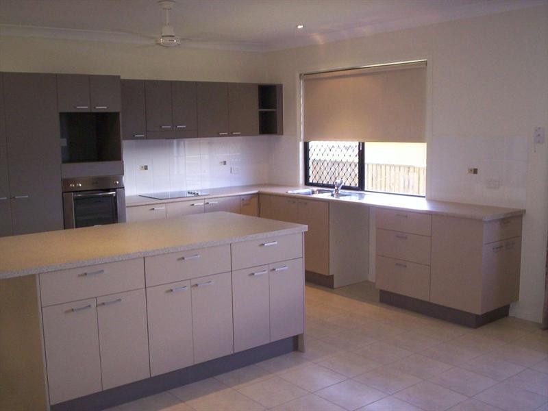 Bushland Beach QLD 4818