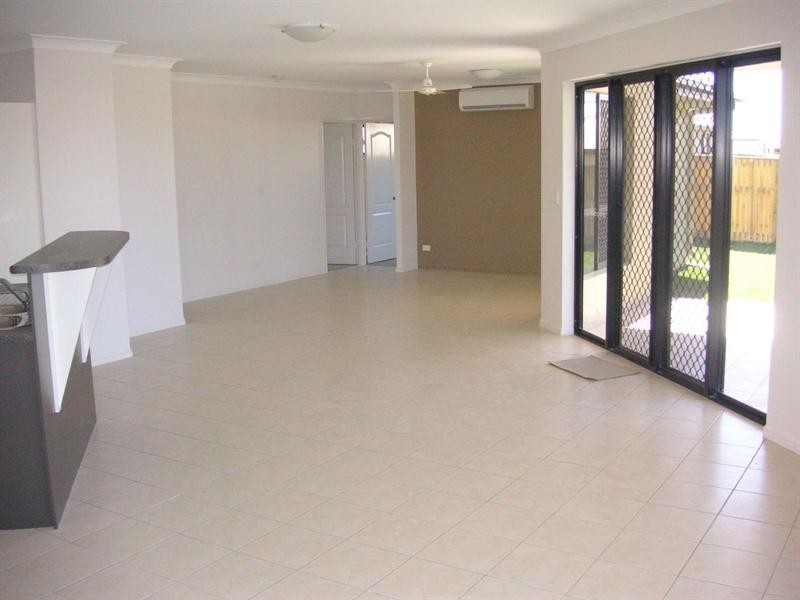 Bushland Beach QLD 4818