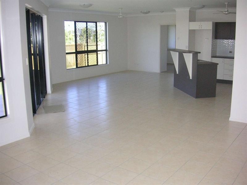 Bushland Beach QLD 4818