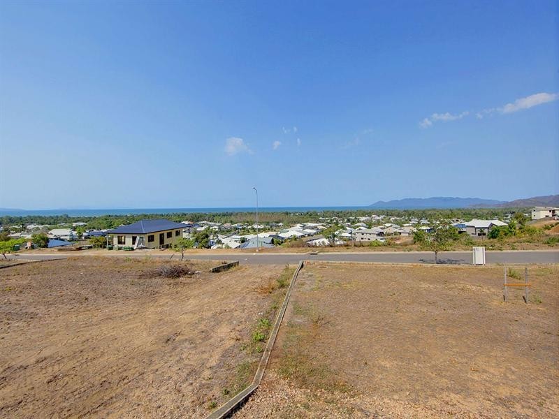 7 Cashell Crescent, Bushland Beach QLD 4818