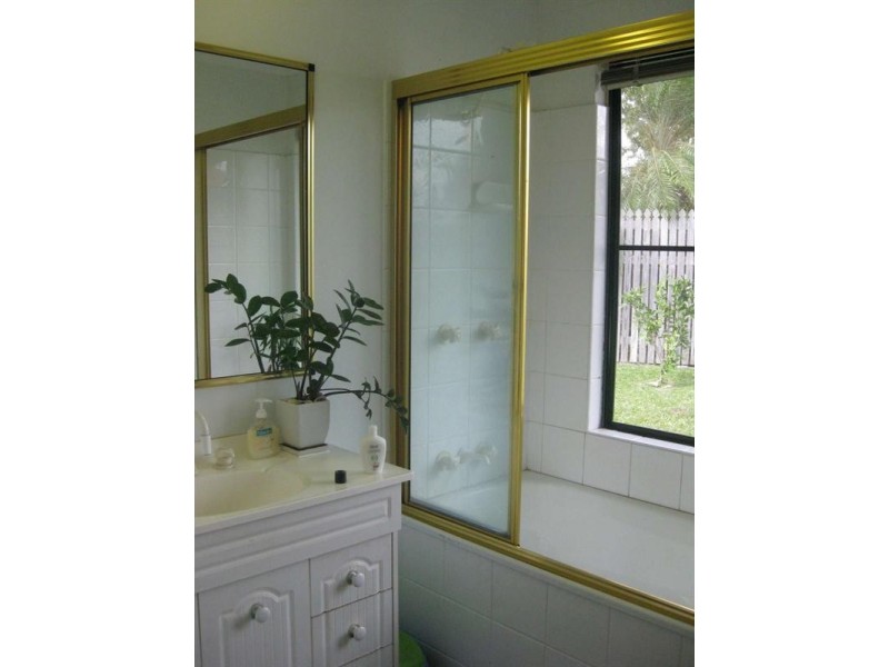 4 Luke Court, Bushland Beach QLD 4818