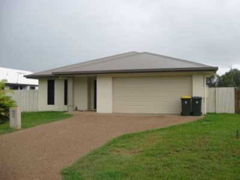 10 Bluff Street, Bushland Beach QLD 4818