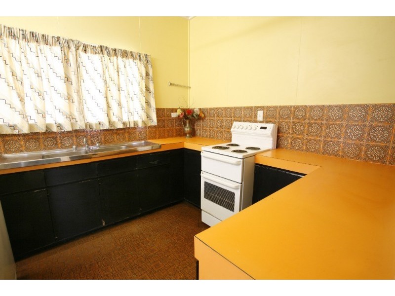 18 Estate Street, West End QLD 4810