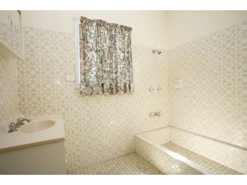 18 Estate Street, West End QLD 4810