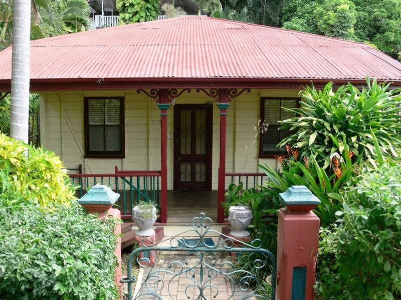 16 Stanton Terrace, North Ward QLD 4810