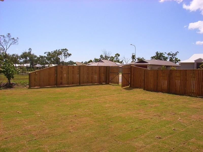 Bushland Beach QLD 4818