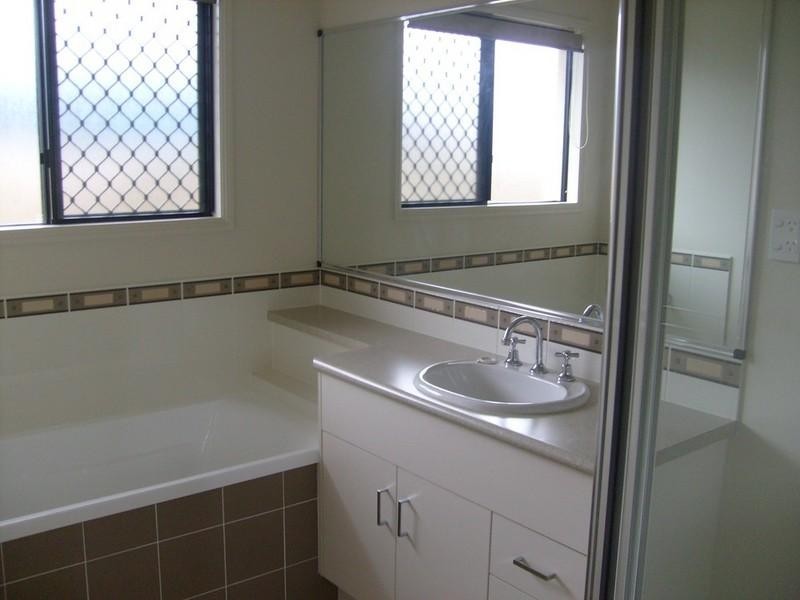 Bushland Beach QLD 4818