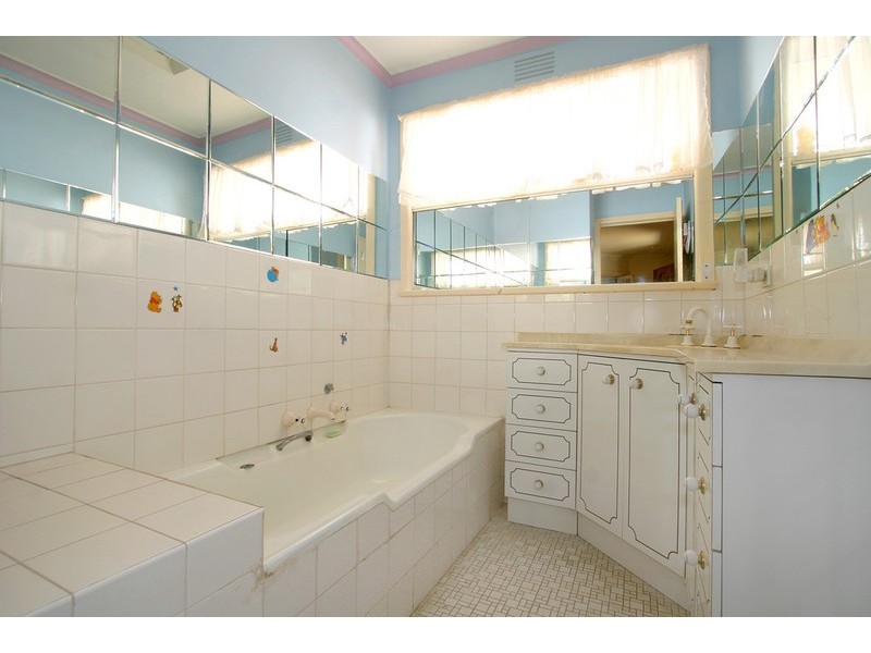 25 Witchwood Crescent, Burwood East VIC 3151