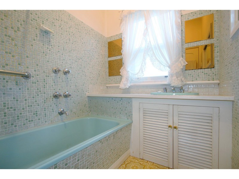 18 Callander Street, Hughesdale VIC 3166