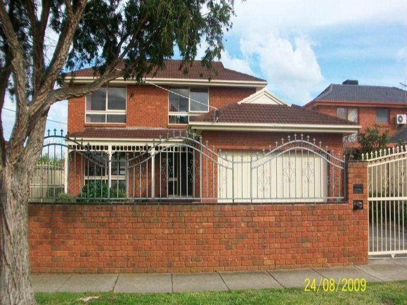 8 Hunt Crescent, Clayton VIC 3168
