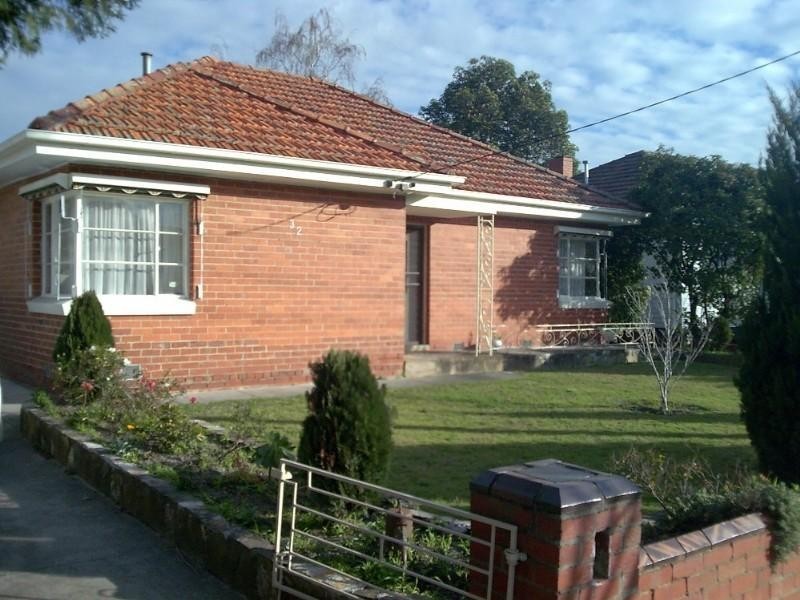 32 Eleebana Street, Hughesdale VIC 3166