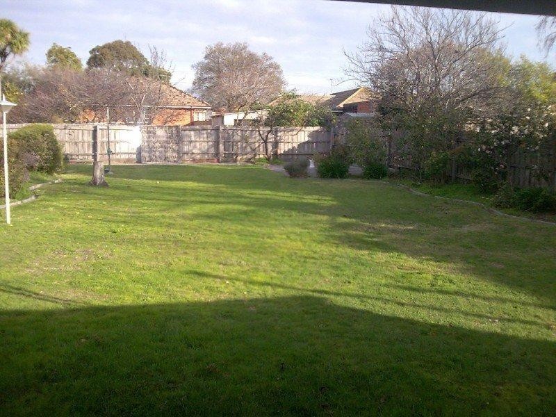 32 Eleebana Street, Hughesdale VIC 3166