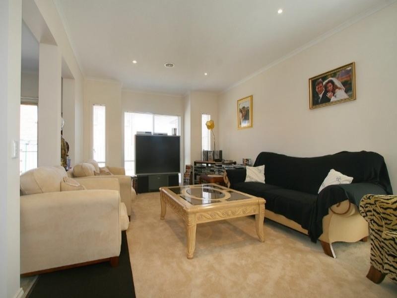 8 Travers Walk, Heatherton VIC 3202