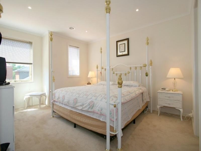 8 Travers Walk, Heatherton VIC 3202