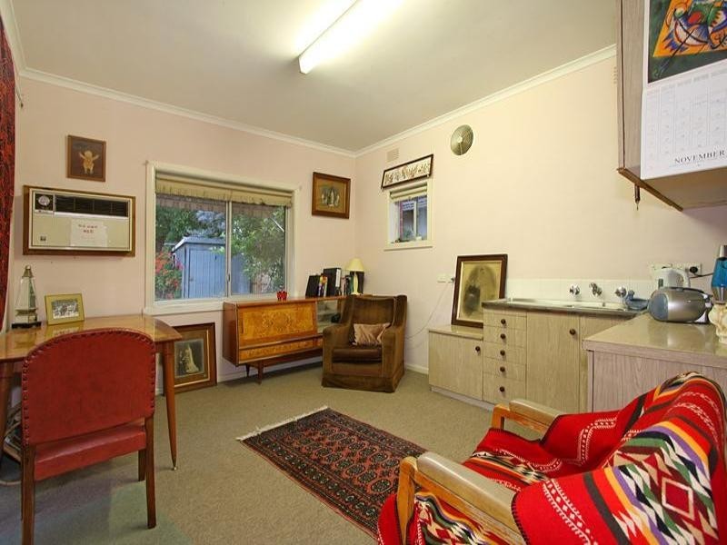 16 Eleebana Avenue, Hughesdale VIC 3166