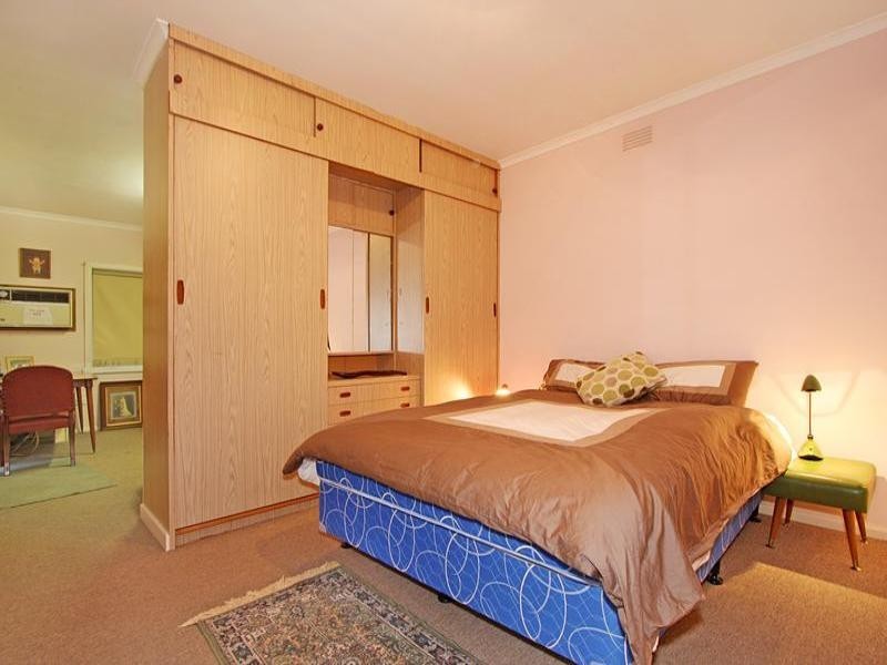 16 Eleebana Avenue, Hughesdale VIC 3166