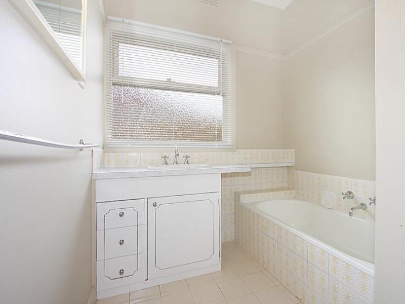 8 Winifred Street, Oakleigh East VIC 3166