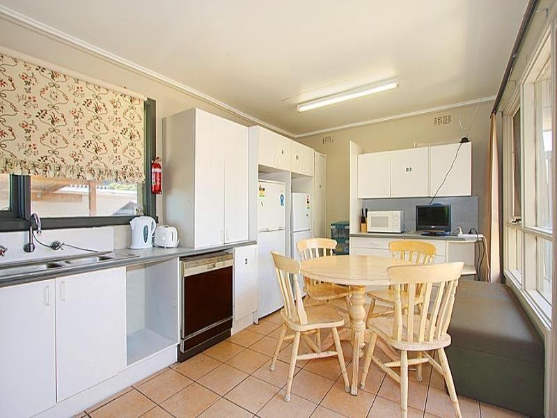 27 Fairland Avenue, Oakleigh East VIC 3166