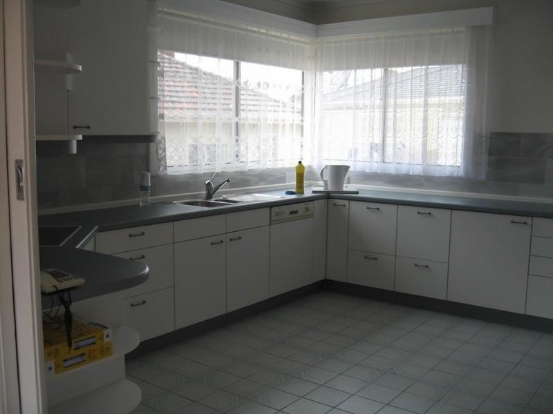 18 Aikman Crescent, Chadstone VIC 3148