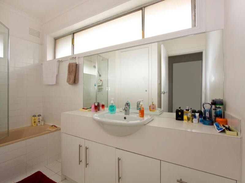 2/1 Burton Avenue, Clayton VIC 3168