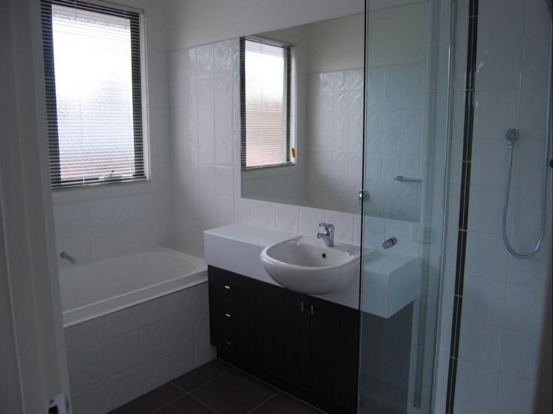 1/2 Montpellier Road, Burwood VIC 3125