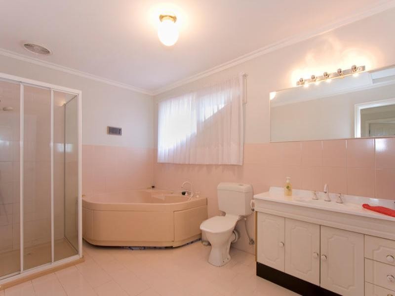 6 Outlook Court, Chadstone VIC 3148