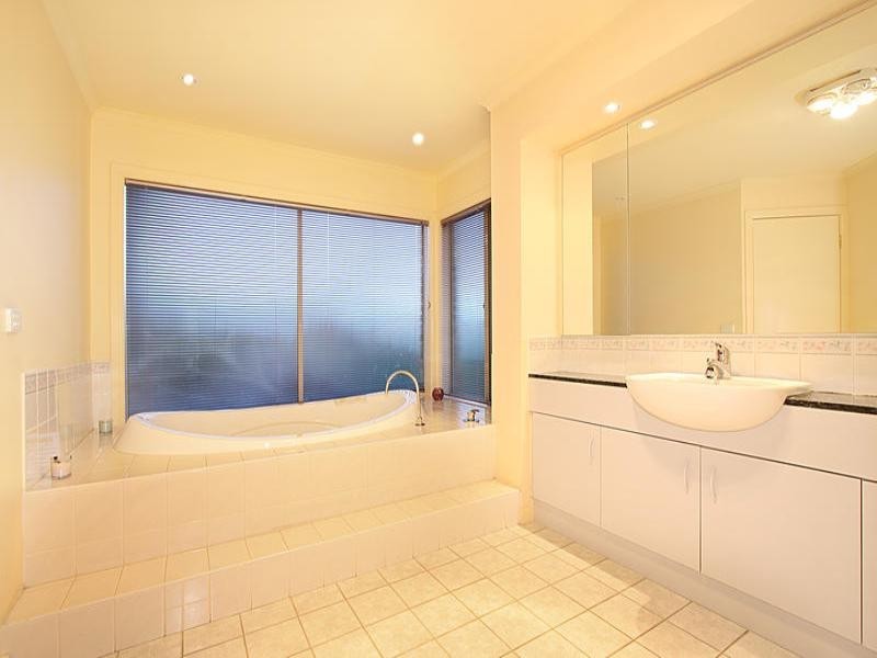 15 Argyle Close, Hughesdale VIC 3166