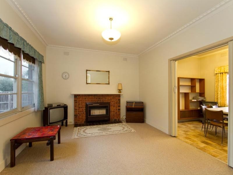 11 Eleebana Avenue, Hughesdale VIC 3166