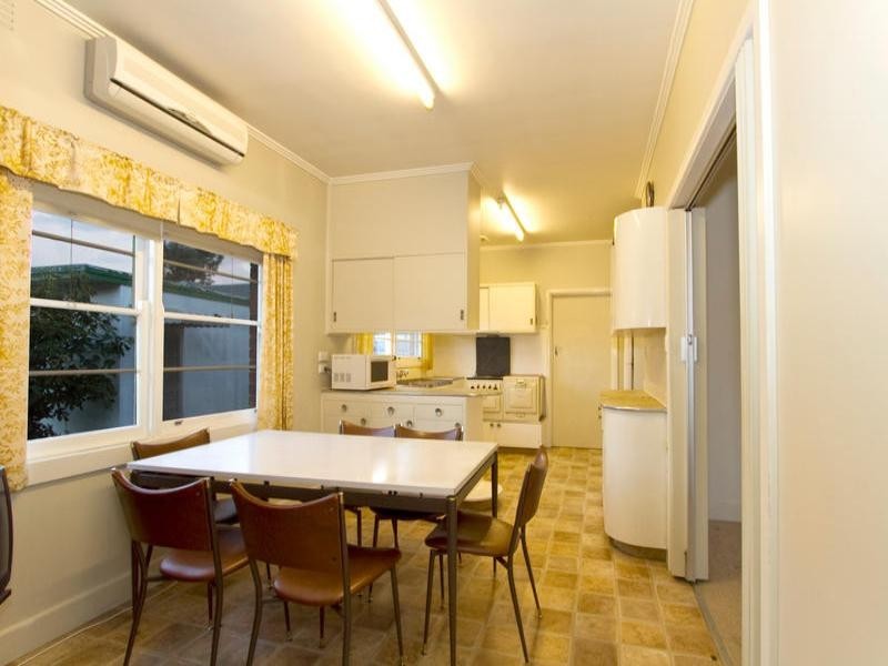 11 Eleebana Avenue, Hughesdale VIC 3166