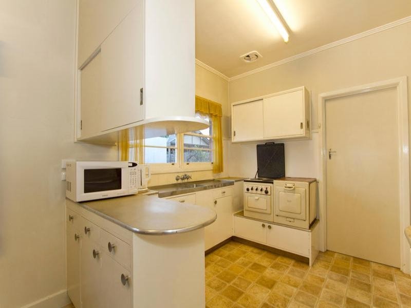 11 Eleebana Avenue, Hughesdale VIC 3166