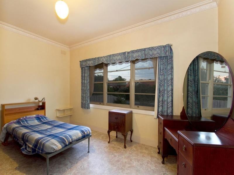 11 Eleebana Avenue, Hughesdale VIC 3166