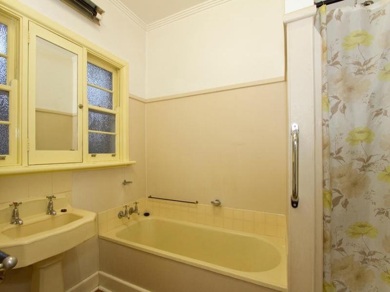 11 Eleebana Avenue, Hughesdale VIC 3166