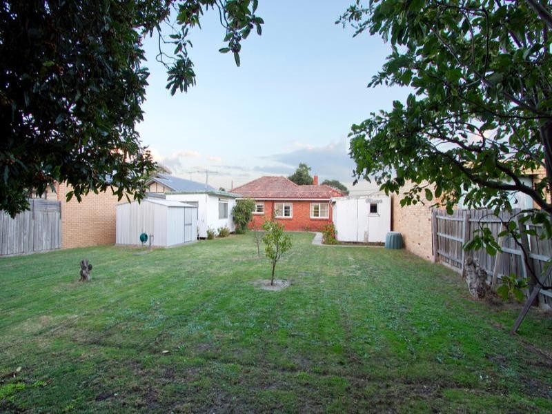 11 Eleebana Avenue, Hughesdale VIC 3166